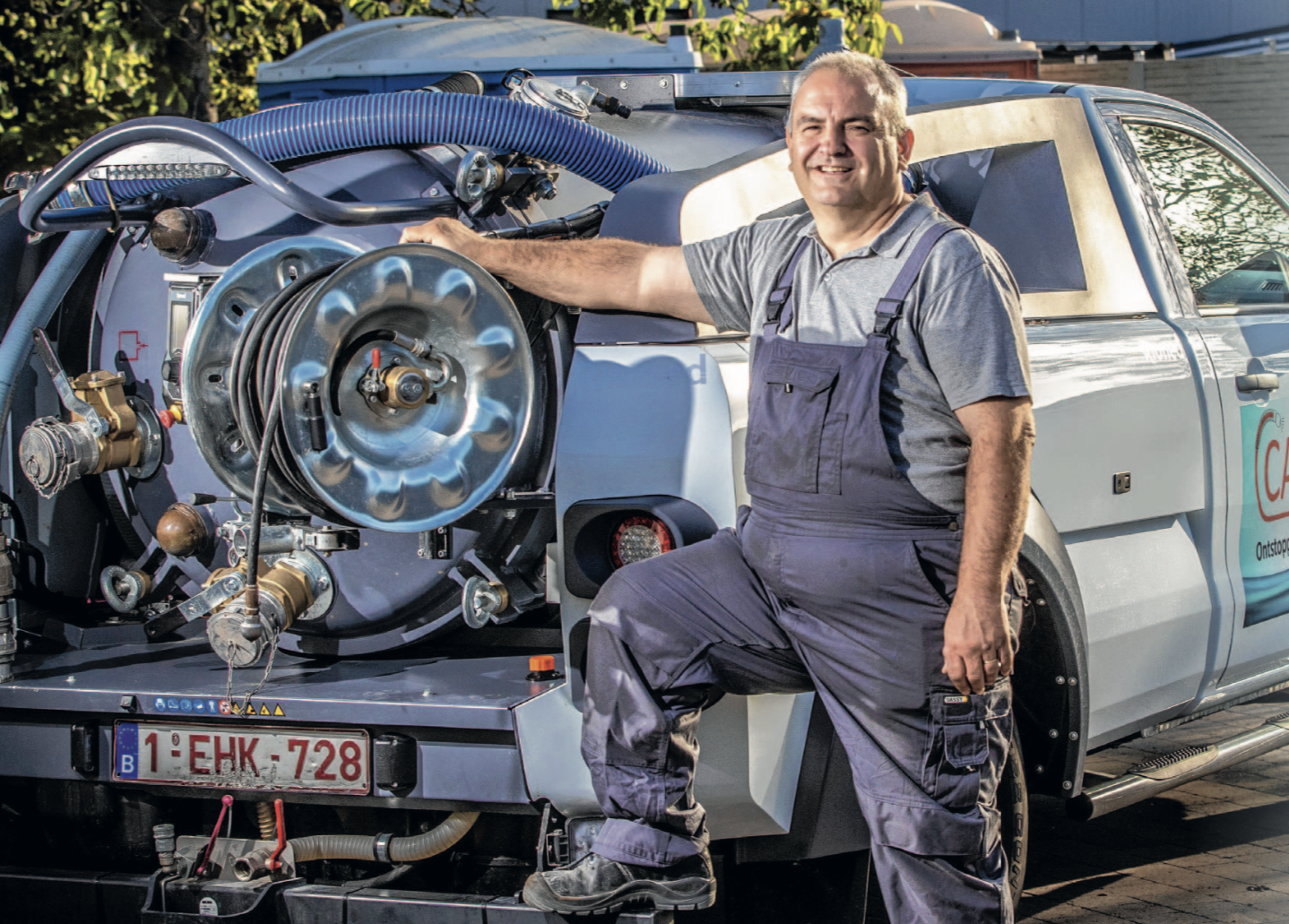 Man naast camion